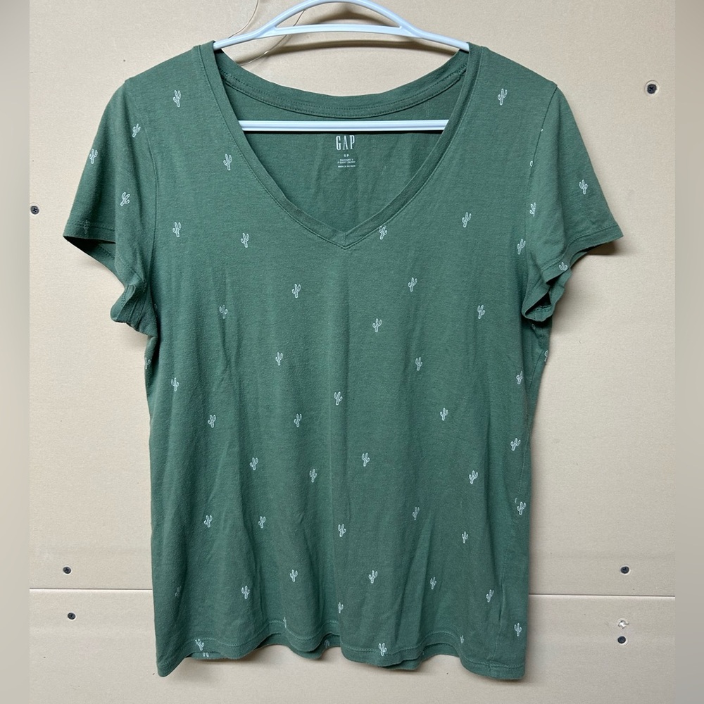 2/$20❤️- SHIRT | Women’s Gap V-neck shirt size small